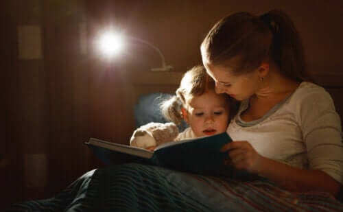 Mamma e figlia leggono al buio