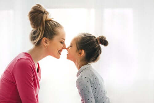 Mamma e figlia bacio eschimese