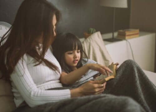 Mamma e figlia che leggono insieme