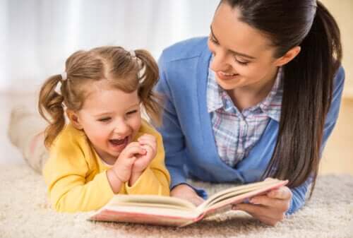 Mamma che legge un libro alla famiglia sorridente