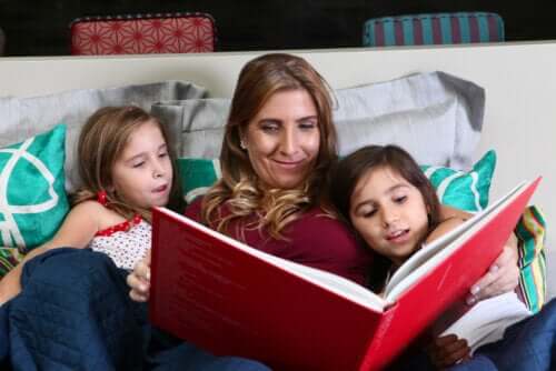 Mamma che legge un libro con le figlie