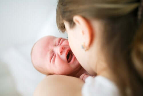 Sindrome del bambino scosso, neonato piange in braccio alla madre