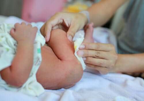 Pulire il bambino dopo aver evacuato