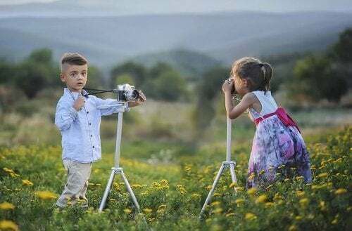 Bambini scattano una foto ricordo.
