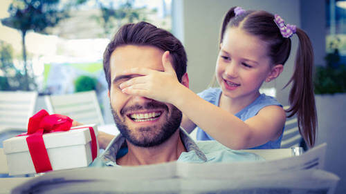 figlia che fa un regalo al padre
