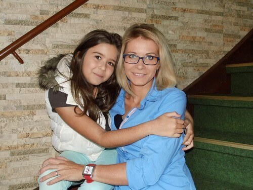 Mamma e figlia abbracciate