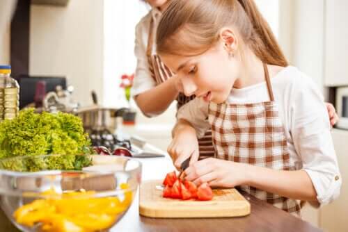 cucinare con gli adolescenti durante l'isolamento offre un gran numero di vantaggi