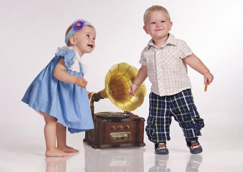 Bambini che ballano al suono della musica di un grammofono.