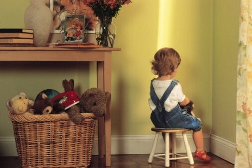 Bambini difficili: bambino seduto in un angolo in punizione