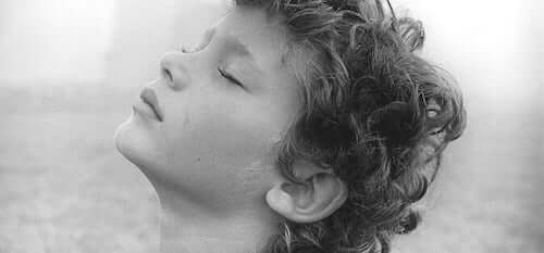 bambino che respira con occhi chiusi