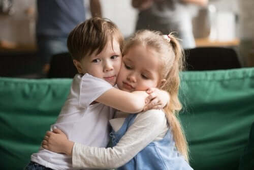 Alta sensibilità, bambini abbracciati