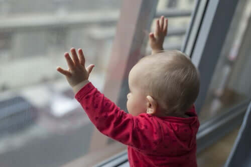 Bambino che guarda dalla finestra. 