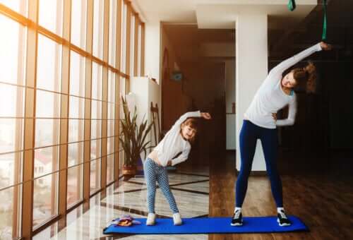 l'esercizio fisico non può mancare tra le attività da svolgere in casa con la famiglia