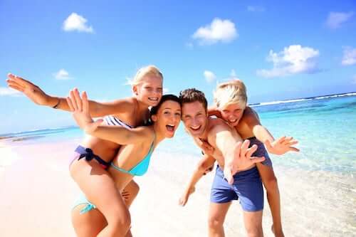 Stili genitoriali: famiglia si diverte in vacanza.