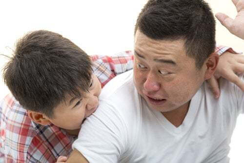 Figlio che morde il padre.