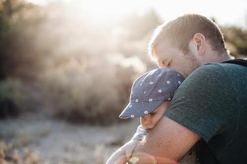 padre che abbraccia il figlio piccolo