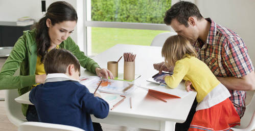 Genitori e figli che fanno i compiti.