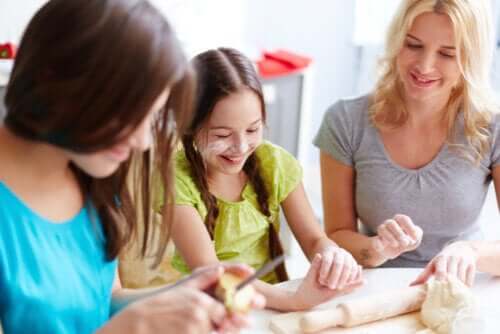 cucinare con gli adolescenti durante l'isolamento rappresenta un'ottima occasione per trascorrere insieme dei momenti piacevoli