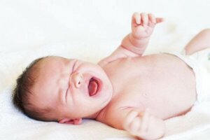Lasciare che il bambino pianga tutta la notte?