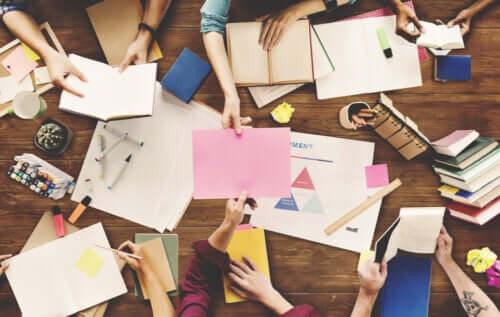 Lavoro di gruppo tra studenti.