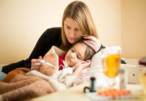 Madre misura temperatura alla figlia.