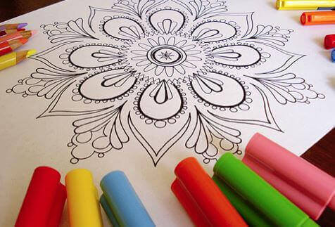 colorare i mandala è una delle migliori attività che possiamo realizzare in casa con la famiglia