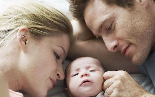 Famiglia con neonato.