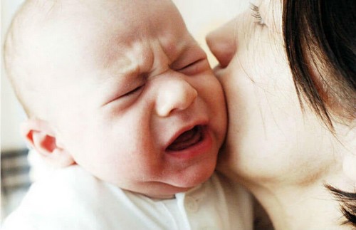 Lasciare che il bambino pianga. Neonato che piange.