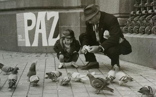 Nonno e nipote con i piccioni.