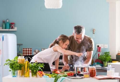 cucinare con i bambini durante l'isolamento può essere un'attività utile e divertente