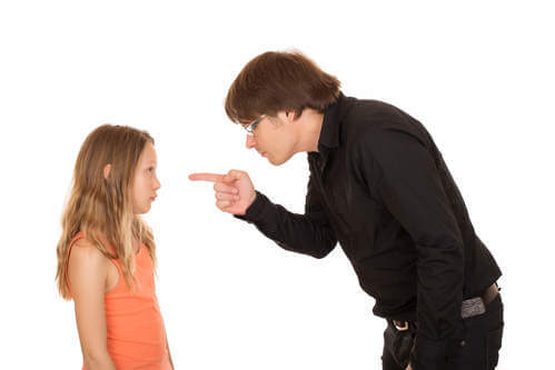 Padre che rimprovera la figlia.