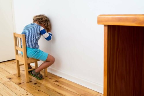 Come educare senza rinforzi né punizioni secondo il metodo Montessori