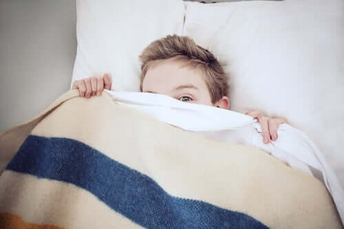 bambino che riposa a letto