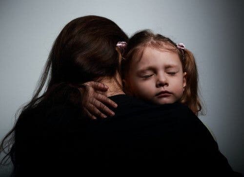 Abbraccio tra mamma e figlia