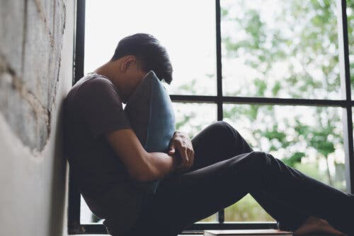 adolescente pensieroso ansioso