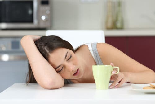 adolescente stanca al mattino tazza caffè
