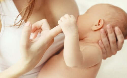 Durate l'allattamento al seno può verificarsi la mastite