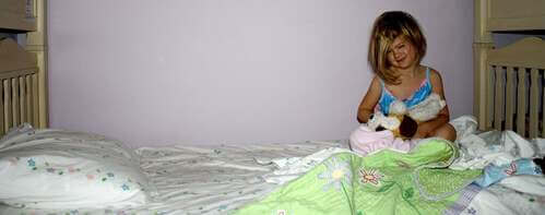 Bambina che piange perché ha bagnato il letto.