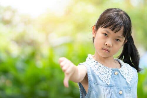 bambina con il pollice in basso