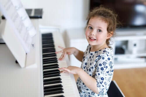 bambina che suona il pianoforte