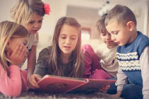 migliorare attenzione e concentrazione è decisamente importante in un mondo sempre più ricco di stimoli. Bambini che leggono un libro.