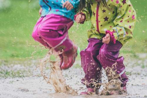 Bambini che giocano nel fango