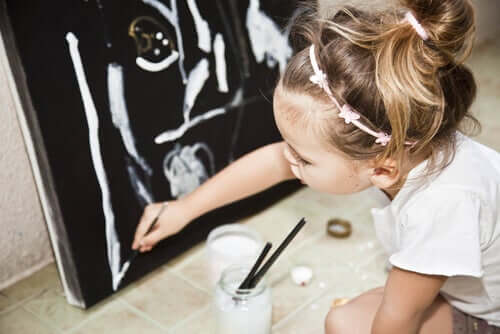 bambina che disegna quadro colori