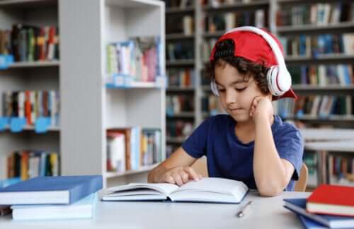 Bambino in biblioteca.