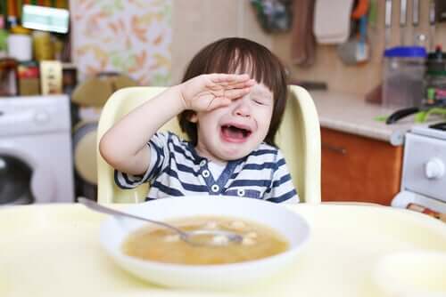 Bambino che fa i capricci con il cibo.