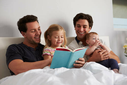 Famiglia che legge