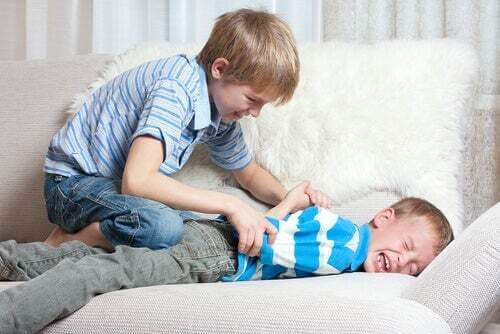 Fratelli che litigano sul divano.