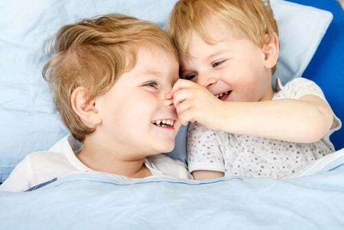 Gelosia tra fratelli: fratello e sorella che si vogliono bene.
