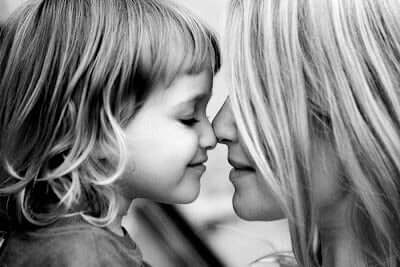 L'avventura di essere madre, figlia e madre naso contro naso.