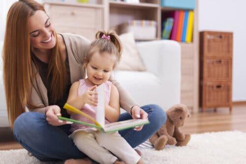 mamma che legge una favola alla figlia